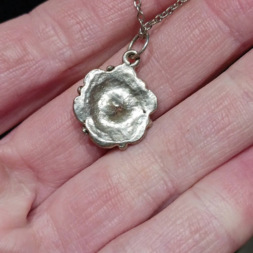 Girl's Silvertone 16in. Flower Pendant Necklace.